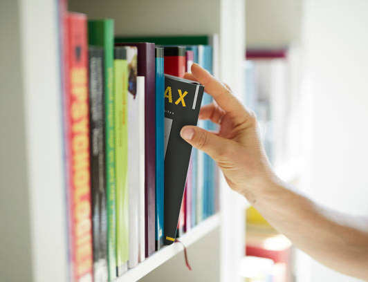 Bücherregal mit einer Zeitschrift